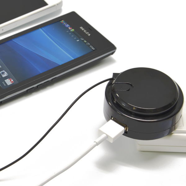スマートフォン用ACアダプタにUSBポートを搭載した2台同時充電可能な「スマートフォン用充電器+USB」
